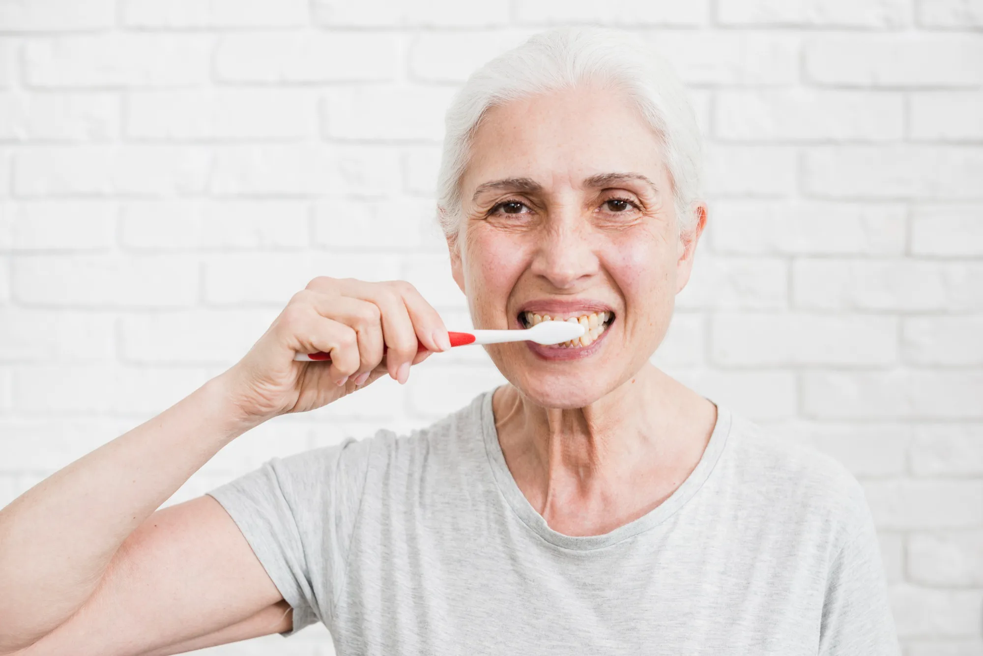 how to clean dentures properly